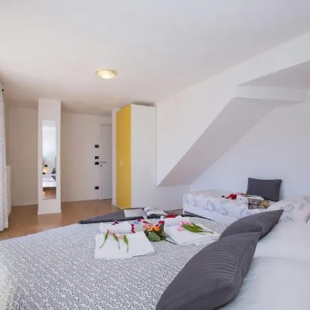 Apartamento Sleeps 3 Pool
